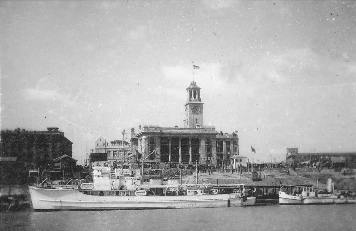 1932年從英國軍艦拍攝的漢口江漢關 Hankow Customs House in Hankow Shot from British Warship in 1932.jpg